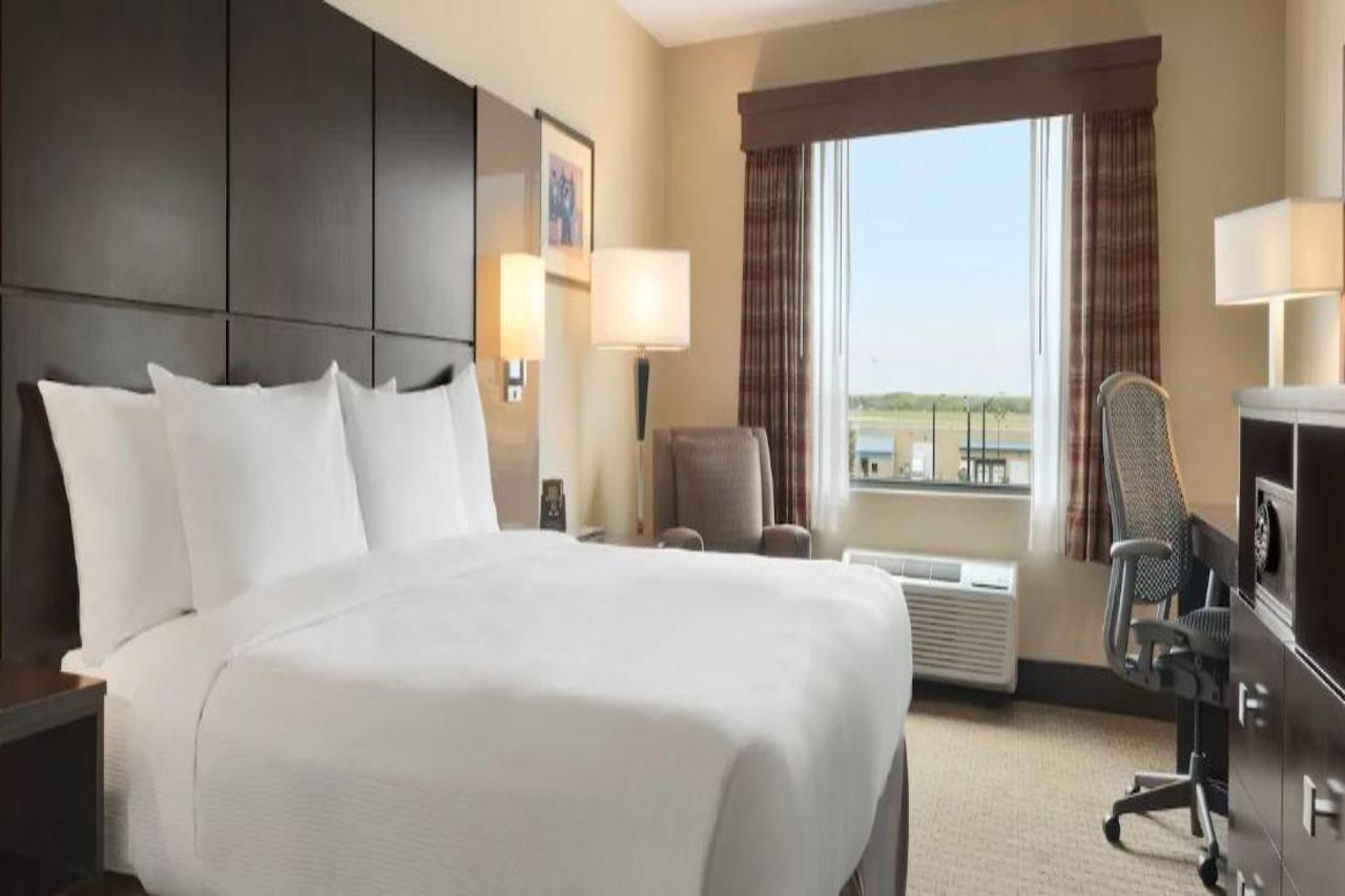 Doubletree By Hilton Wichita Airport Hotel Exterior foto