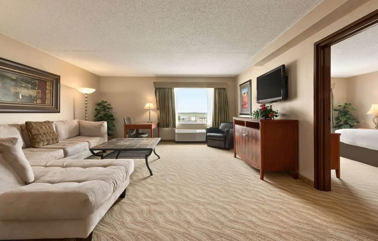 Doubletree By Hilton Wichita Airport Hotel Exterior foto