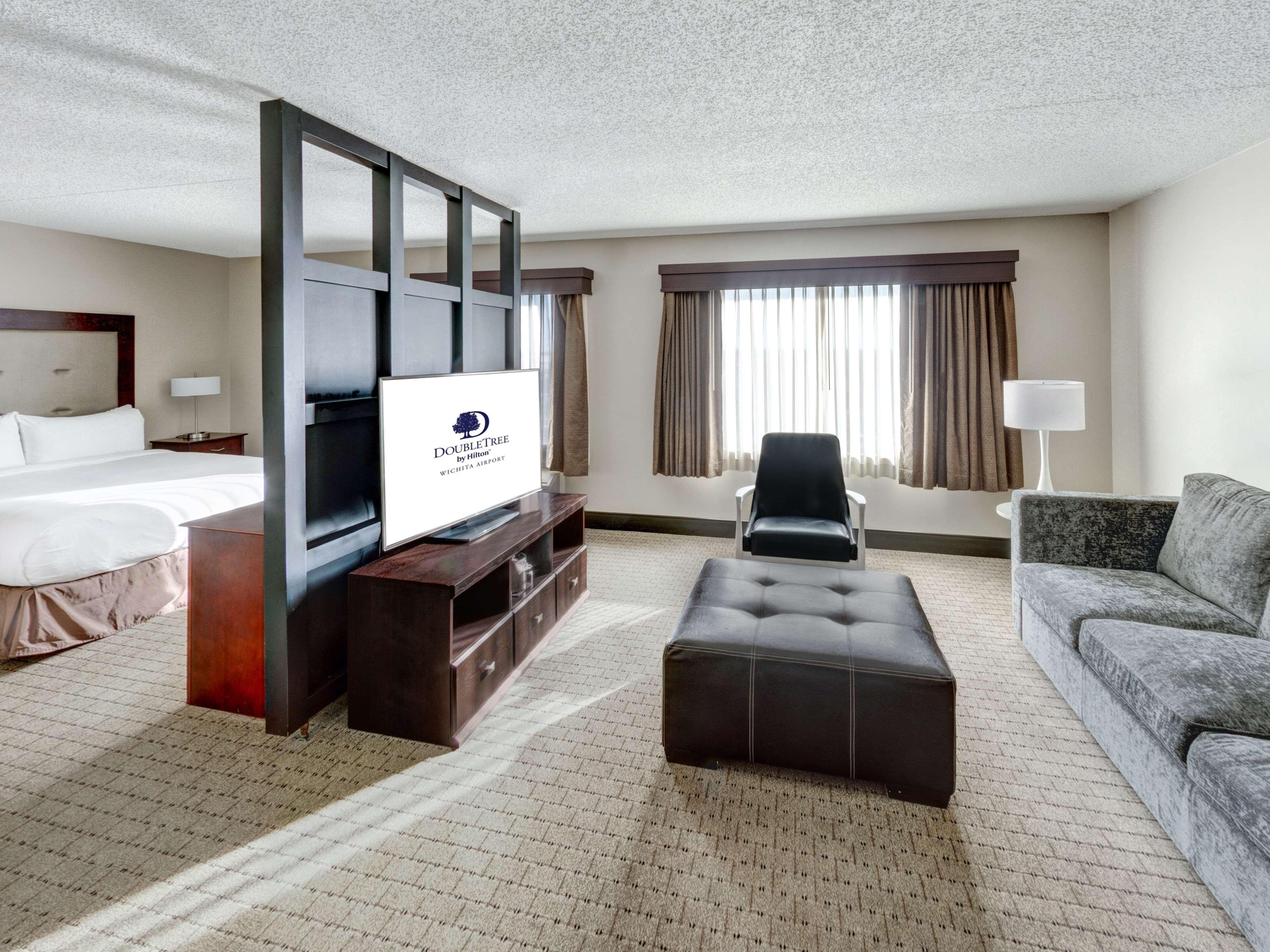 Doubletree By Hilton Wichita Airport Hotel Exterior foto