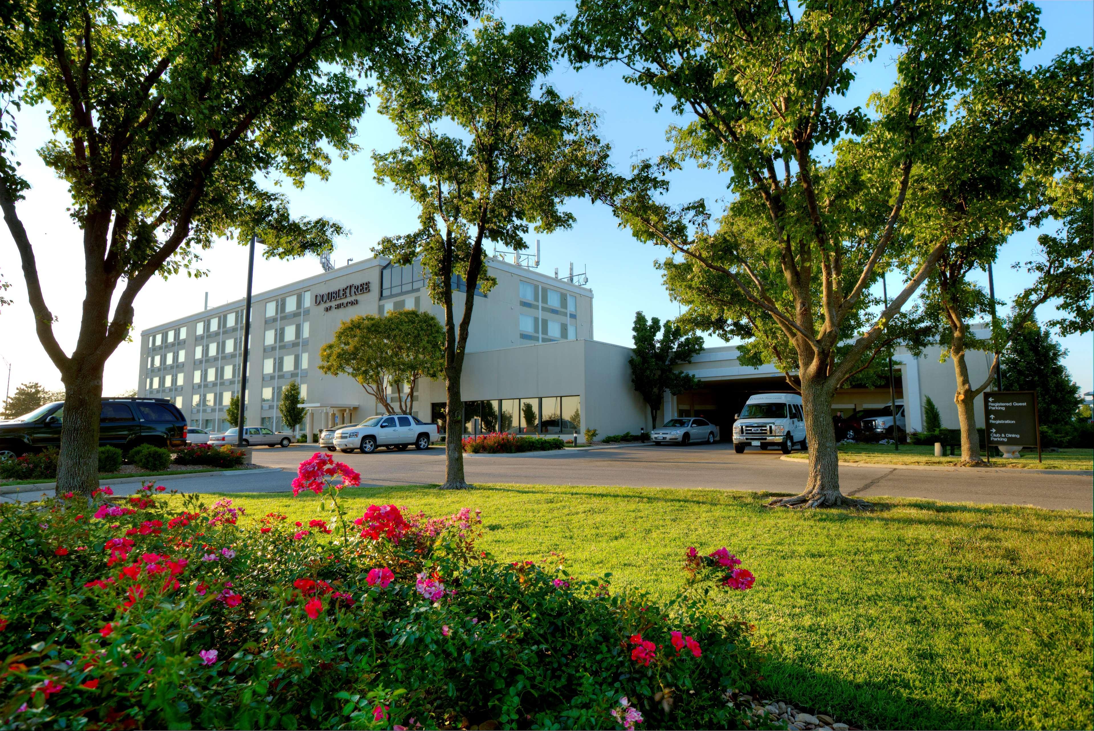 Doubletree By Hilton Wichita Airport Hotel Exterior foto