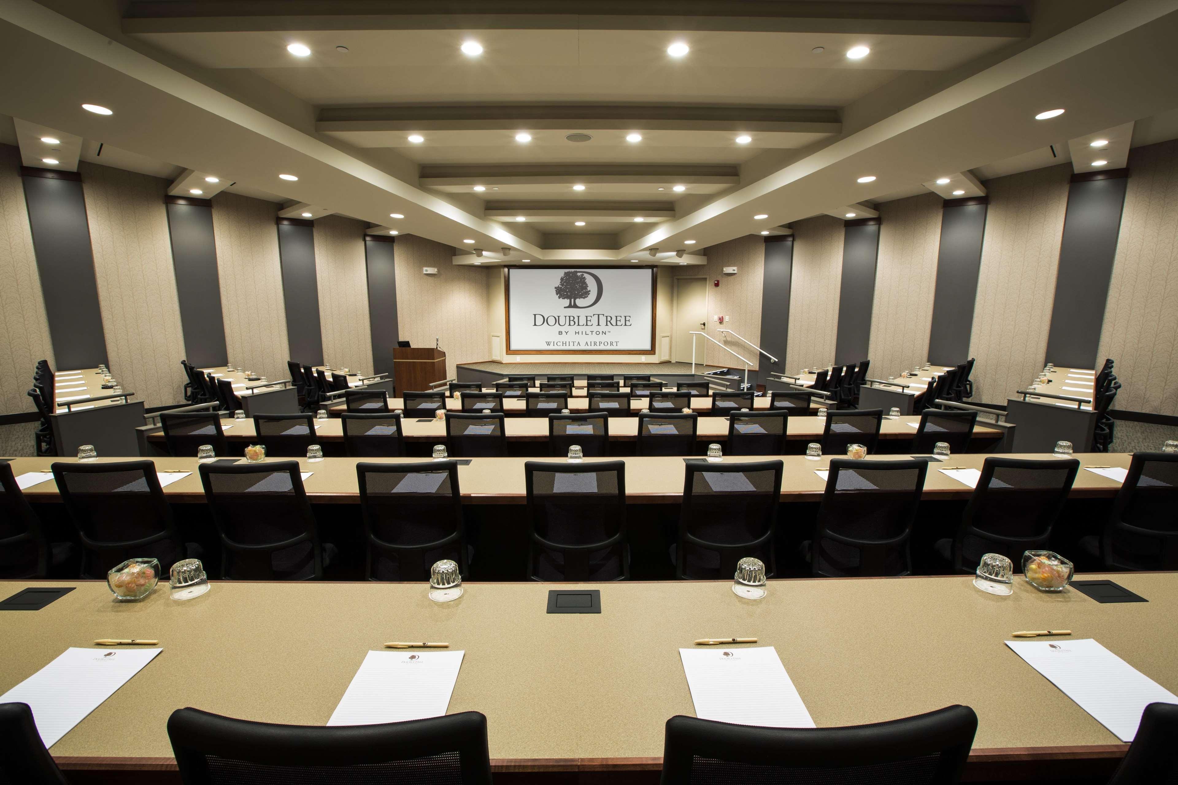 Doubletree By Hilton Wichita Airport Hotel Negócio foto