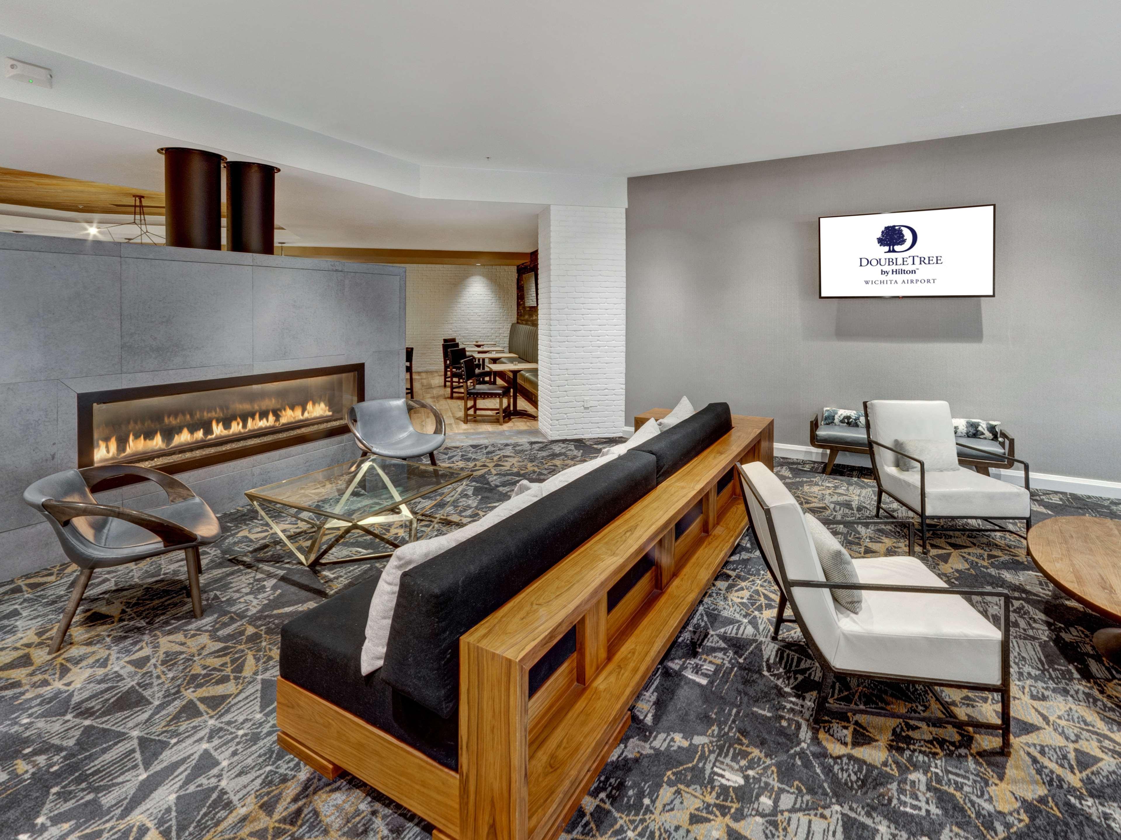 Doubletree By Hilton Wichita Airport Hotel Exterior foto