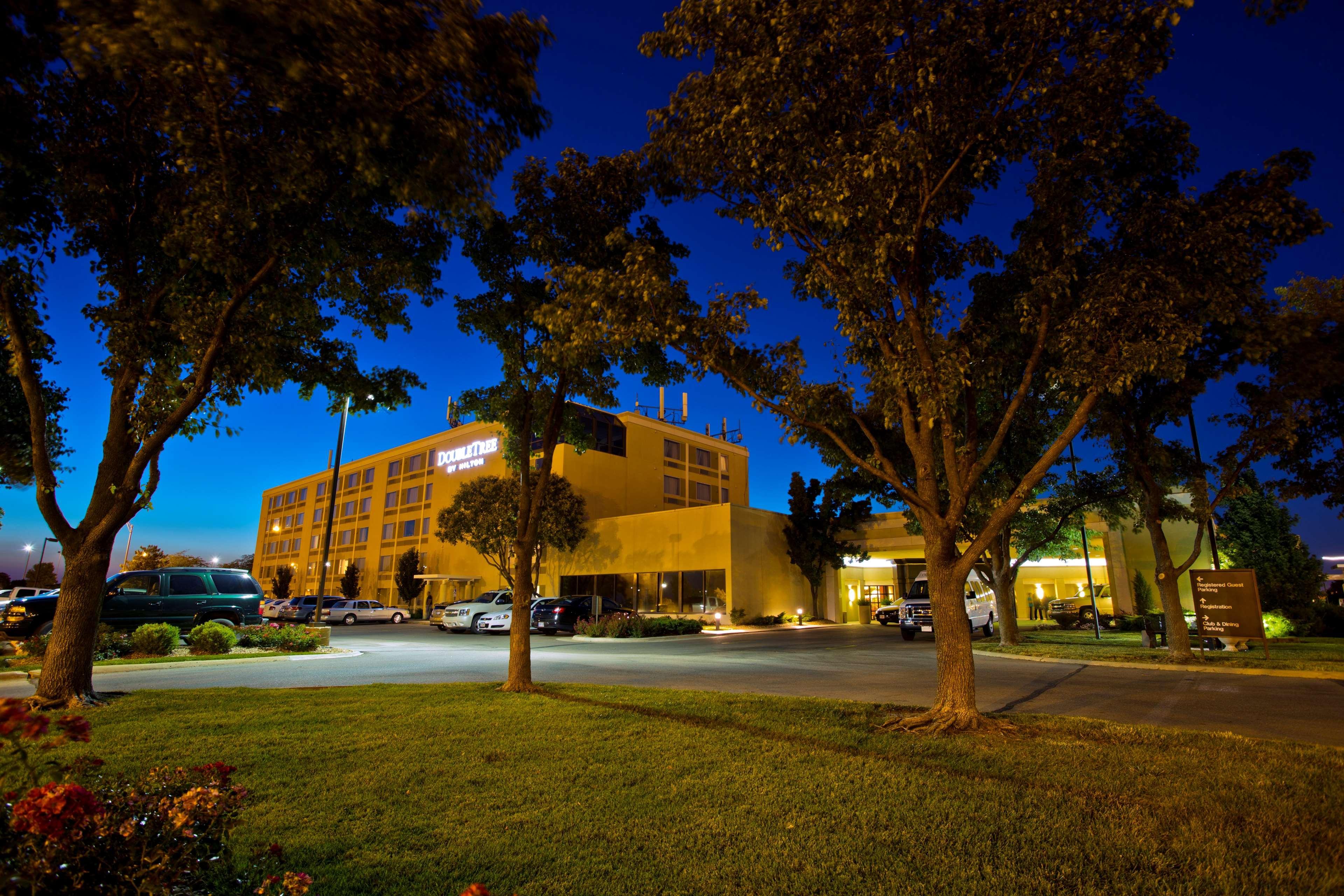 Doubletree By Hilton Wichita Airport Hotel Exterior foto