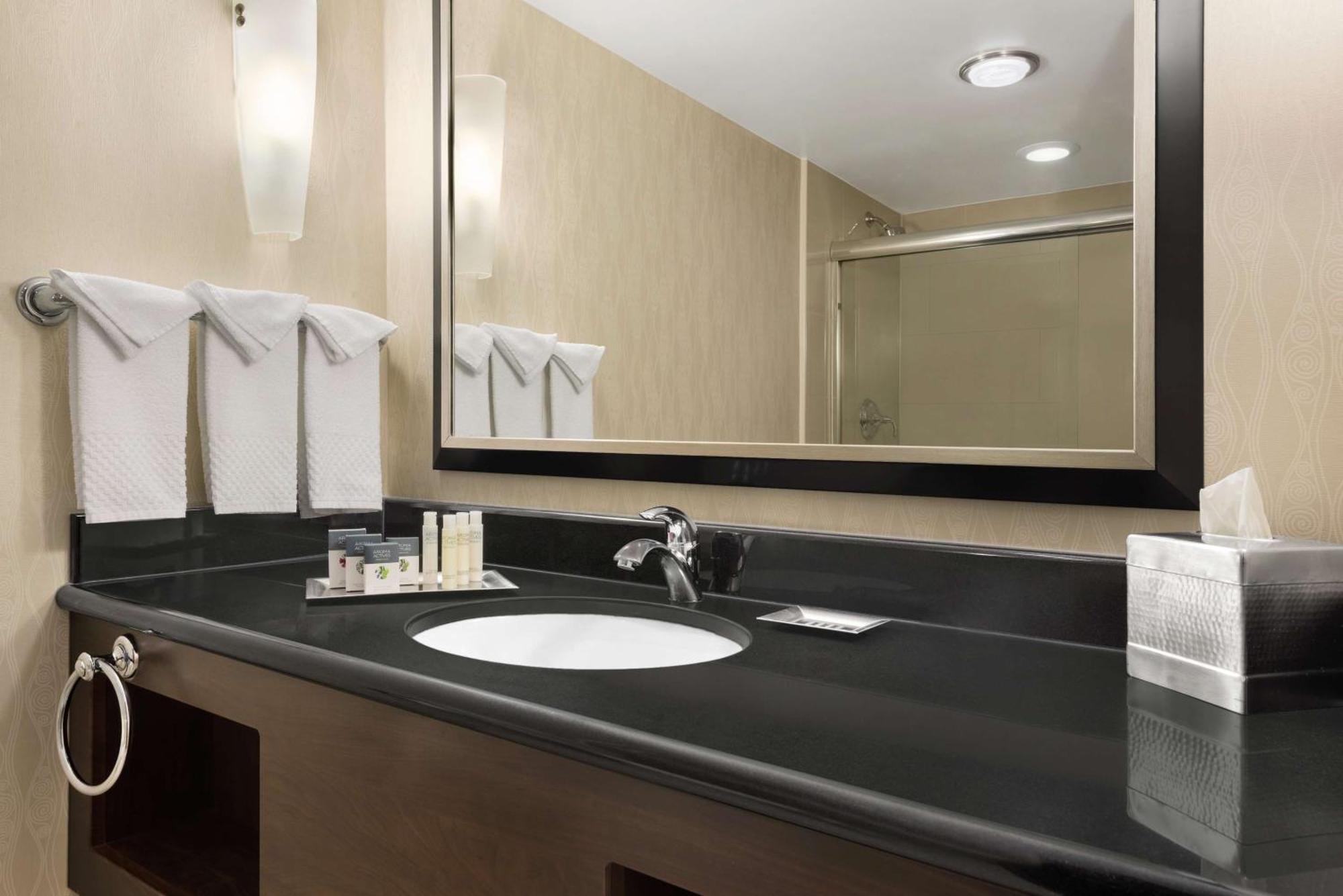 Doubletree By Hilton Wichita Airport Hotel Exterior foto