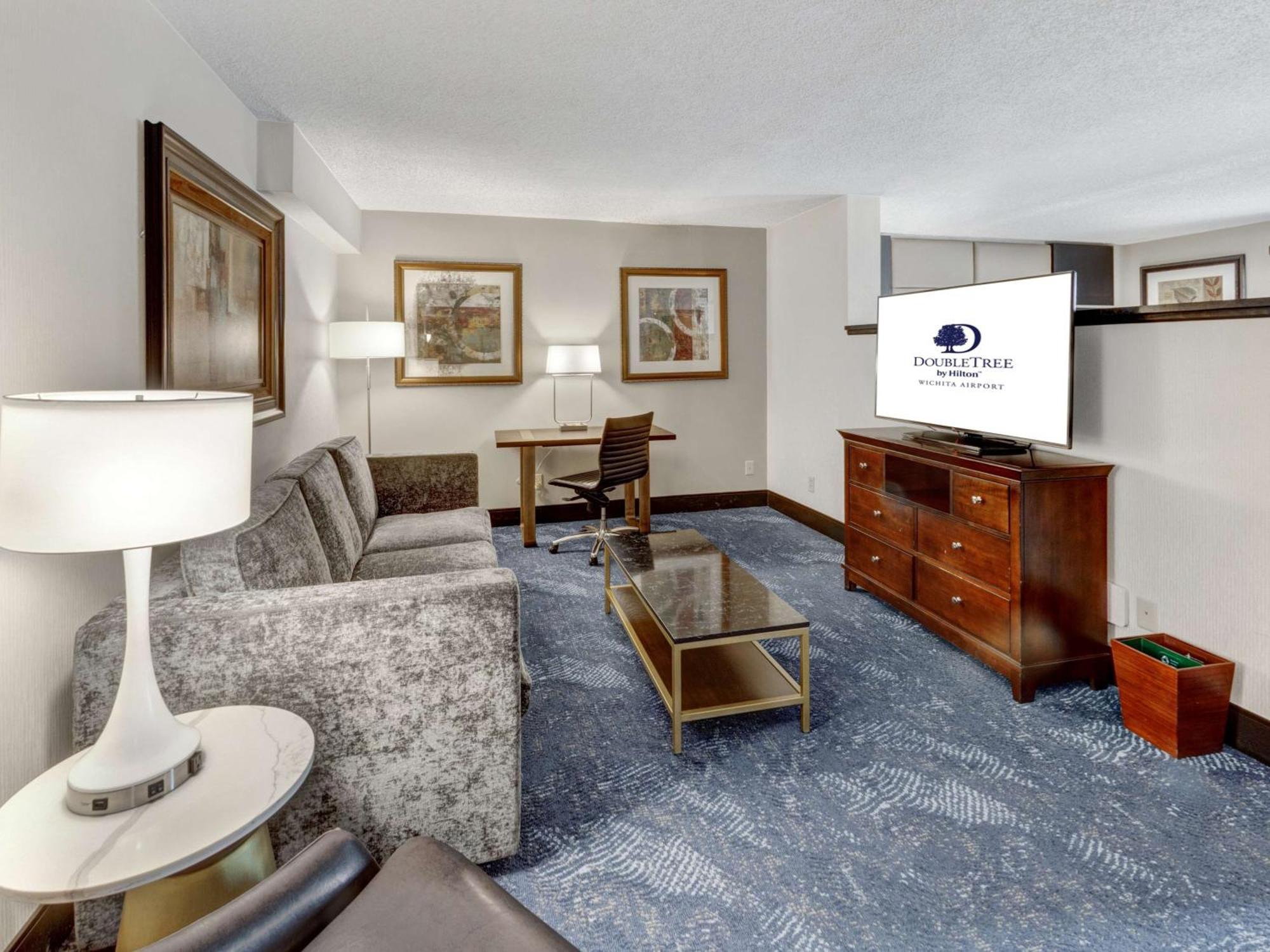 Doubletree By Hilton Wichita Airport Hotel Exterior foto