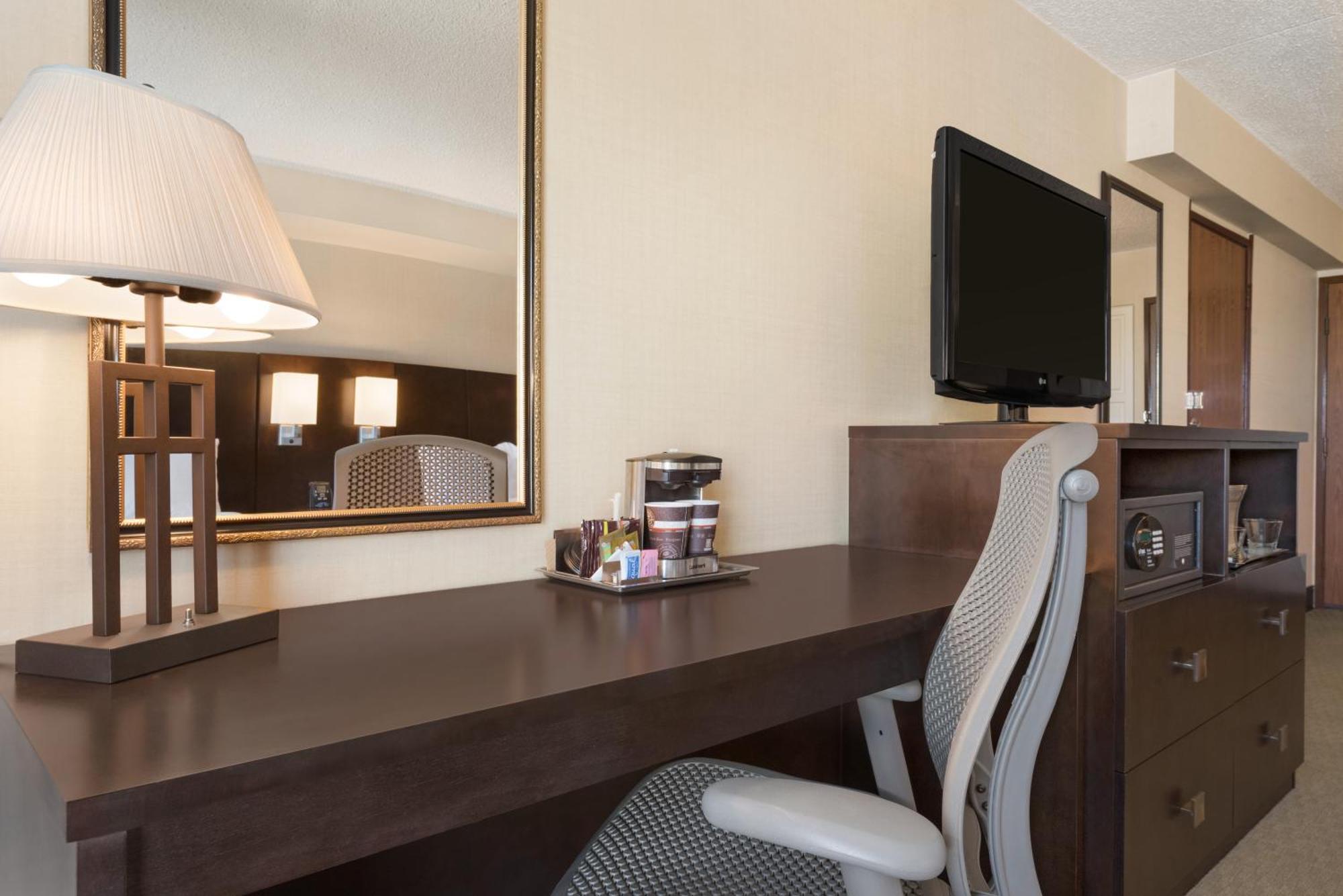 Doubletree By Hilton Wichita Airport Hotel Exterior foto