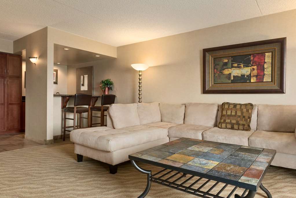 Doubletree By Hilton Wichita Airport Hotel Exterior foto