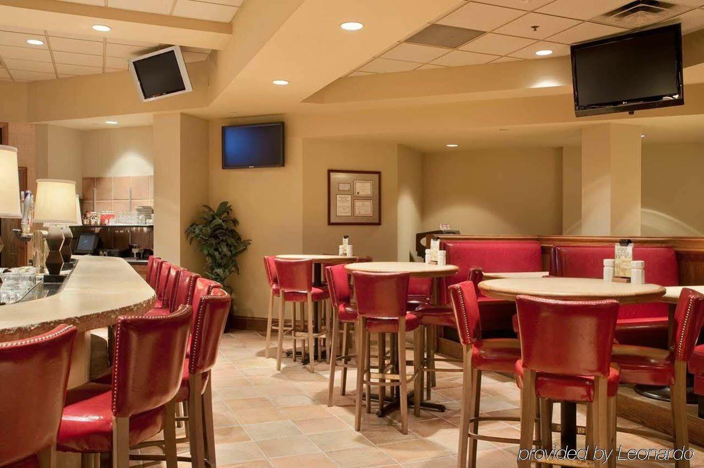 Doubletree By Hilton Wichita Airport Hotel Exterior foto